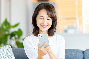 60代女性でもスマホを利用しておりガラケーに戻りたくない人が圧倒的多数派