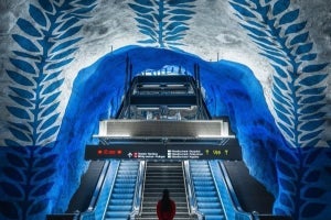 【スウェーデンの地下鉄アート】ようこそ、青の洞窟へ。「美術館並みにクオリティーが高い」「テーマパークの入口の様ですね」