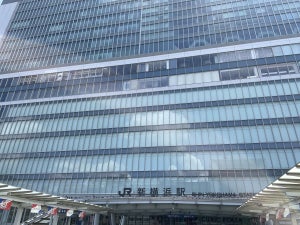 【衝撃】綺麗な新横浜駅のビルの裏側は……? 予想外の光景に驚きの声 ― 「知ってしまいましたか」「ハリボテってやつ」