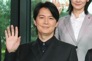 福山雅治、全盲の捜査官役で白杖と共に生活「パッとできるほど器用な俳優ではないので」