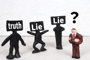 【嘘つきに効く言葉一覧】嘘をつく人の心理･特徴や嘘をつかれた時の対応も