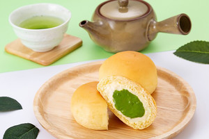 ファミマ限定! 「冷やして食べる とろけるくりーむパン 出雲抹茶」発売。程よい苦味と甘味が特長