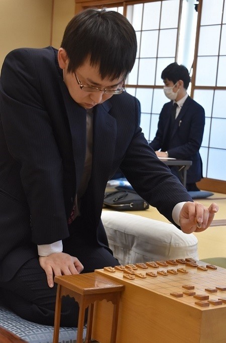 山崎八段が次局で顔を合わせる高田四段は森信雄七段門下の弟弟子のひとり