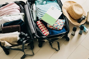 海外旅行前にフリマアプリで購入するのは「洋服」「ガイドブック」「スーツケース」