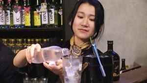 一橋大を卒業してスナックのママに…弱音吐けず涙を流す夜も