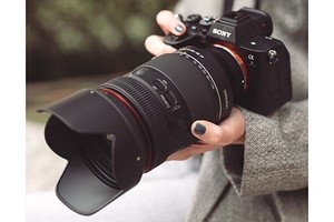 単焦点レンズ並みに明るい高倍率ズーム「SAMYANG AF 35-150mm F2-2.8 FE」