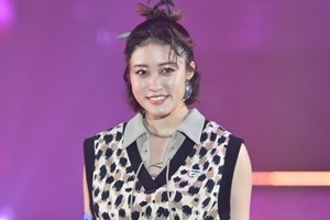 王林、ノースリワンピでランウェイ　深スリットから美脚チラリ