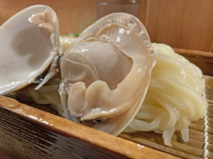 【実食】デ、デカすぎ…! 巨大ハマグリの「貝汁つけうどん」、これどうやって食べるの?