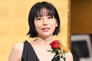 長澤まさみ、胸元ざっくりドレスで魅了　橋田賞受賞「とても光栄」