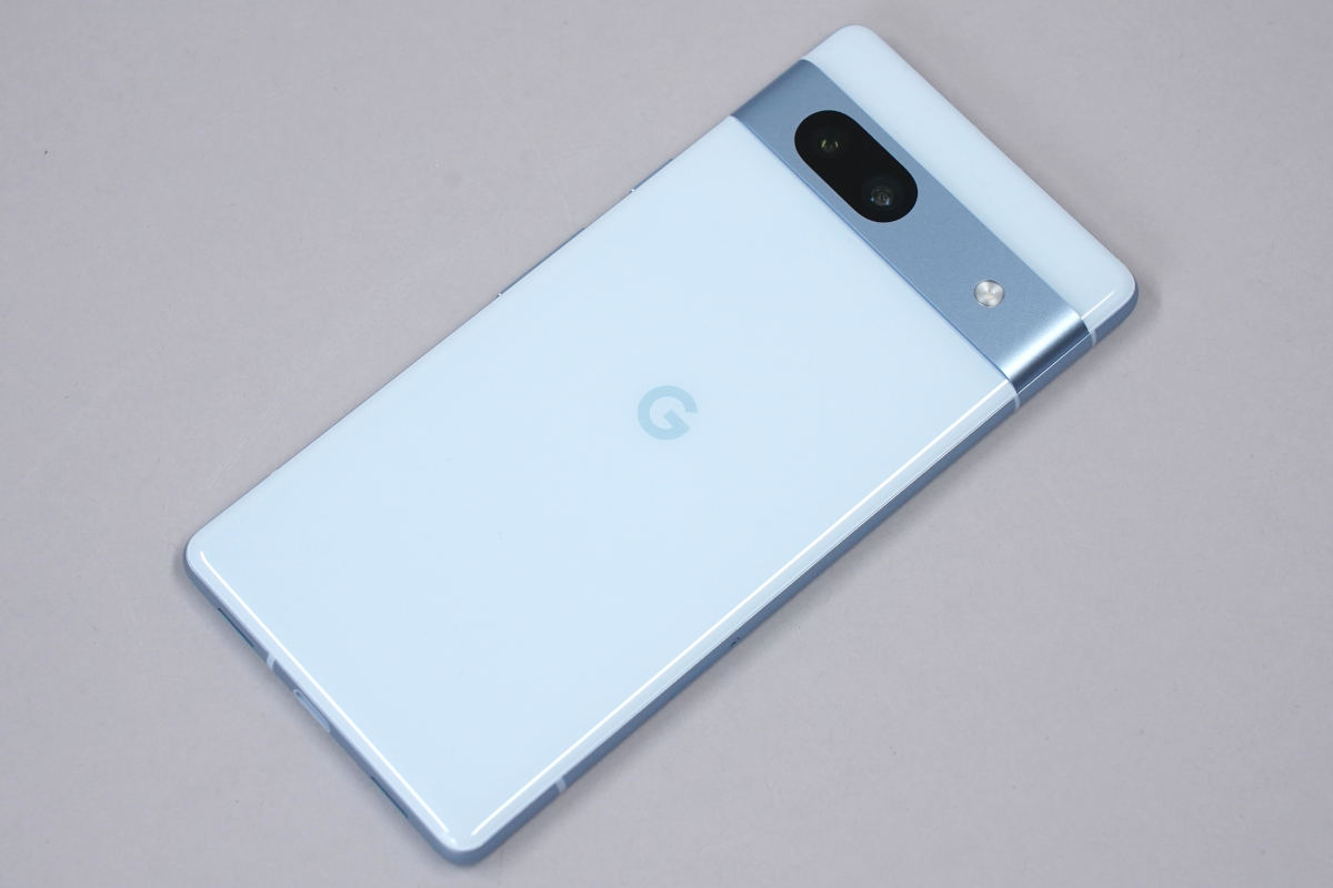 背面はPixel 6以降の各機種と統一感のあるデザイン。先代にあたるPixel 6aと比べると、カメラバー部分の仕上げがPixel 7に近いものとなった