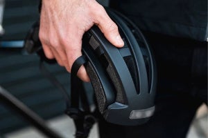 小さく「たためる」自転車用のヘルメット、新色を発売
