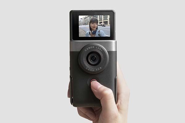 キヤノン、新趣向の縦型Vlogカメラ「PowerShot V10」 スタンド キヤノン、新趣向の縦型Vlogカメラ「PowerShot V10」 スタンド