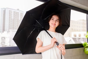 サンコー、ファンで涼める日傘「折りたたみファンブレラ」 - 紫外線もカット