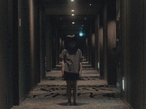 充血した瞳で少女・さなが襲いかかる、クレーム殺到の“怖すぎ”映像! 新キャストのヒントも