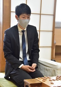 佐々木大七段が羽生九段を破り藤井王位への挑戦権獲得　「夏の十二番勝負」開幕へ　伊藤園お～いお茶杯第64期王位戦挑戦者決定戦