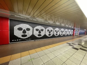 映画『岸辺露伴』ヘブンズ・ドアー型巨大広告が新宿に登場! 付箋を剥がすと特別ビジュアルに