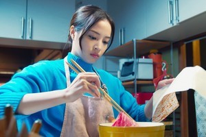 広瀬すず、エプロン姿で豪快料理　『水は海に向かって流れる』本編映像初公開