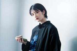 若月佑美、初エッセイのアザーカット公開　ドーナツ片手に“いびつさ”表現