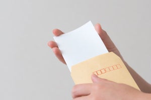 封筒に三つ折りでA4書類を入れる方法｜折り方/入れ方を画像付きで[長3/洋長3]