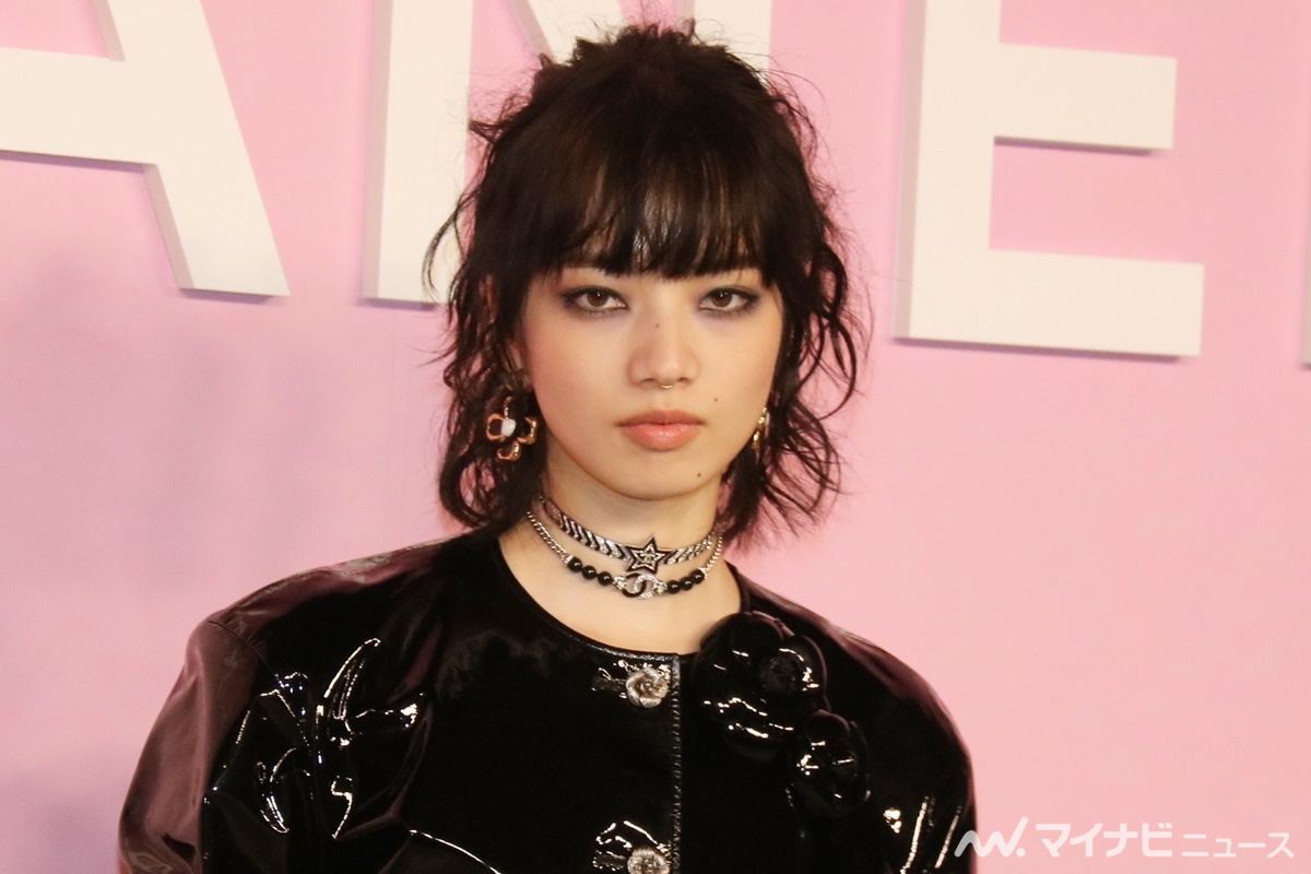 小松菜奈、鼻ピアス×レザーコーデでクールに シャネルのショーに来場