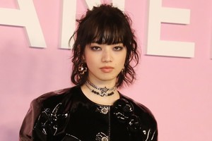 小松菜奈、鼻ピアス×レザーコーデでクールに　シャネルのショーに来場