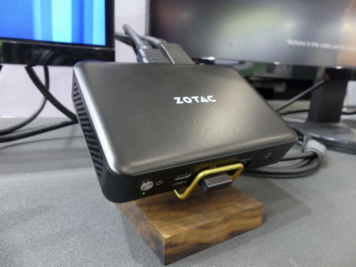 ZOTACの「ZBOX PI430AJ」。手のひらサイズの超小型PCだ