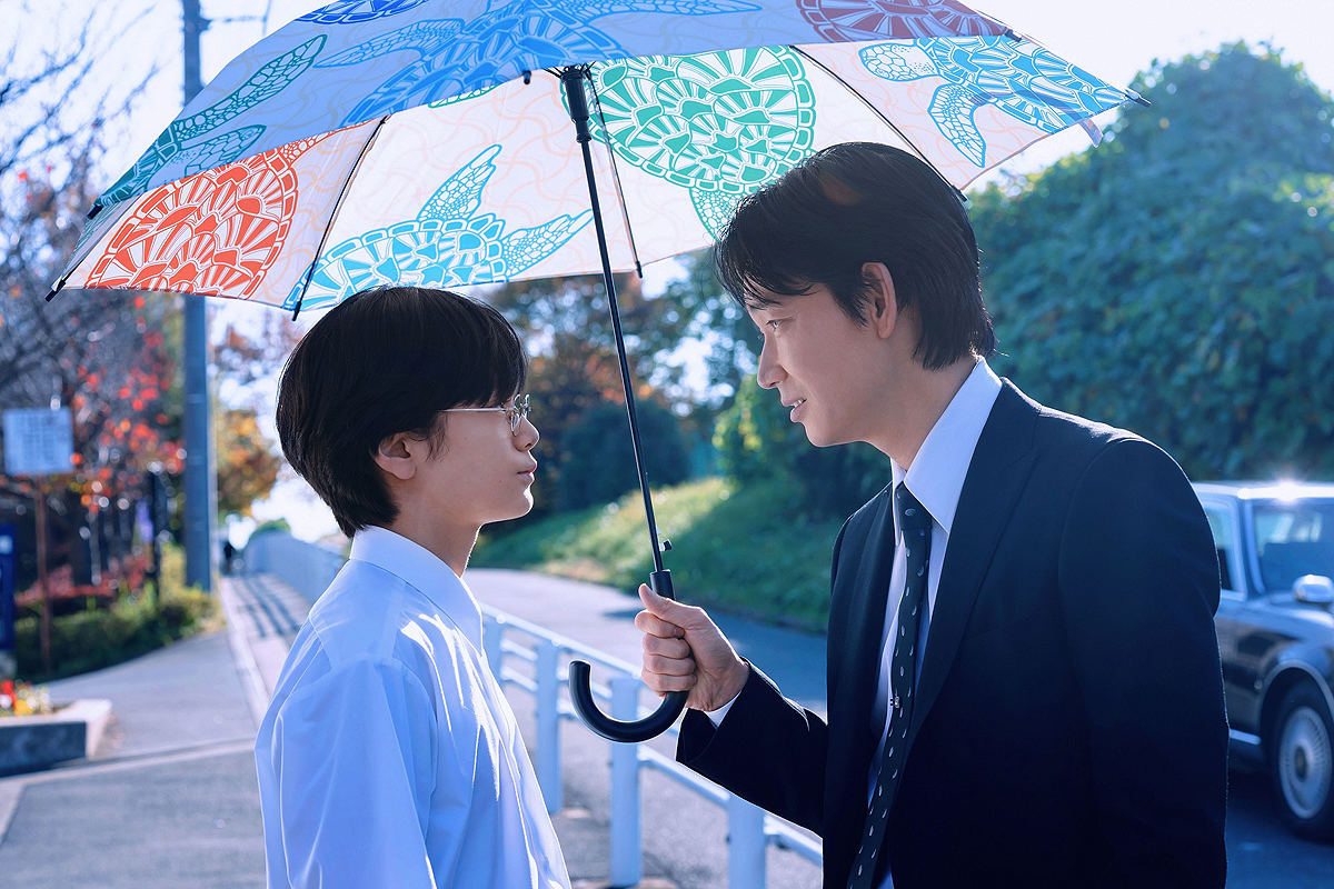 左から齋藤潤、綾野剛