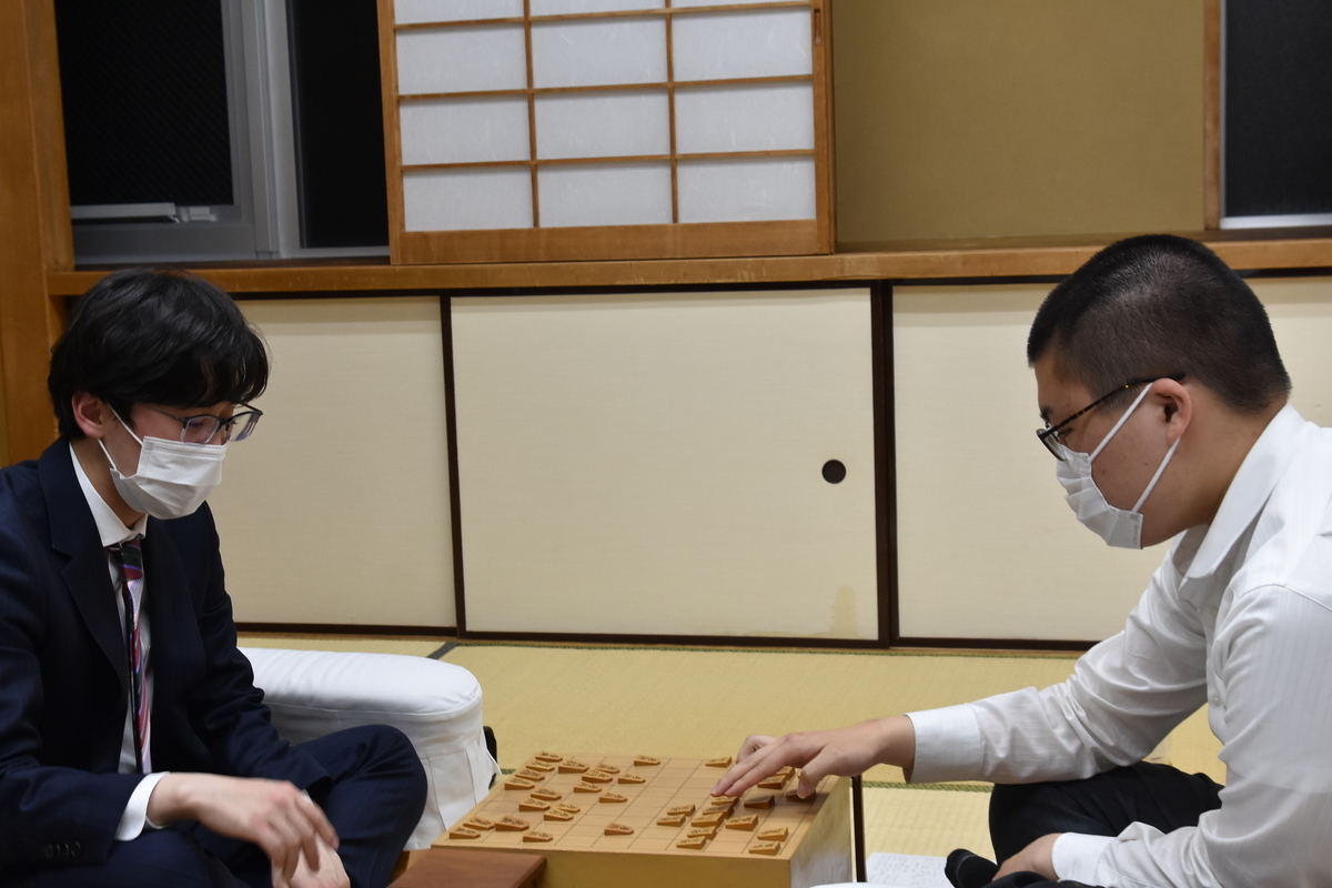 高田四段（右）は今年度10勝１敗と絶好調だ（未放映のテレビ対局を除く）（写真は第35期竜王戦のもの　撮影：相崎修司