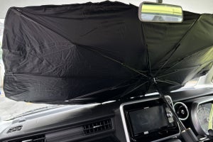 【3COINS】夏場の車内を快適に！スリコの「傘式サンシェード」を使ってみた