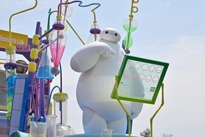 TDL、ベイマックスの“びしょ濡れプログラム”お披露目! 水放出で大盛り上がり