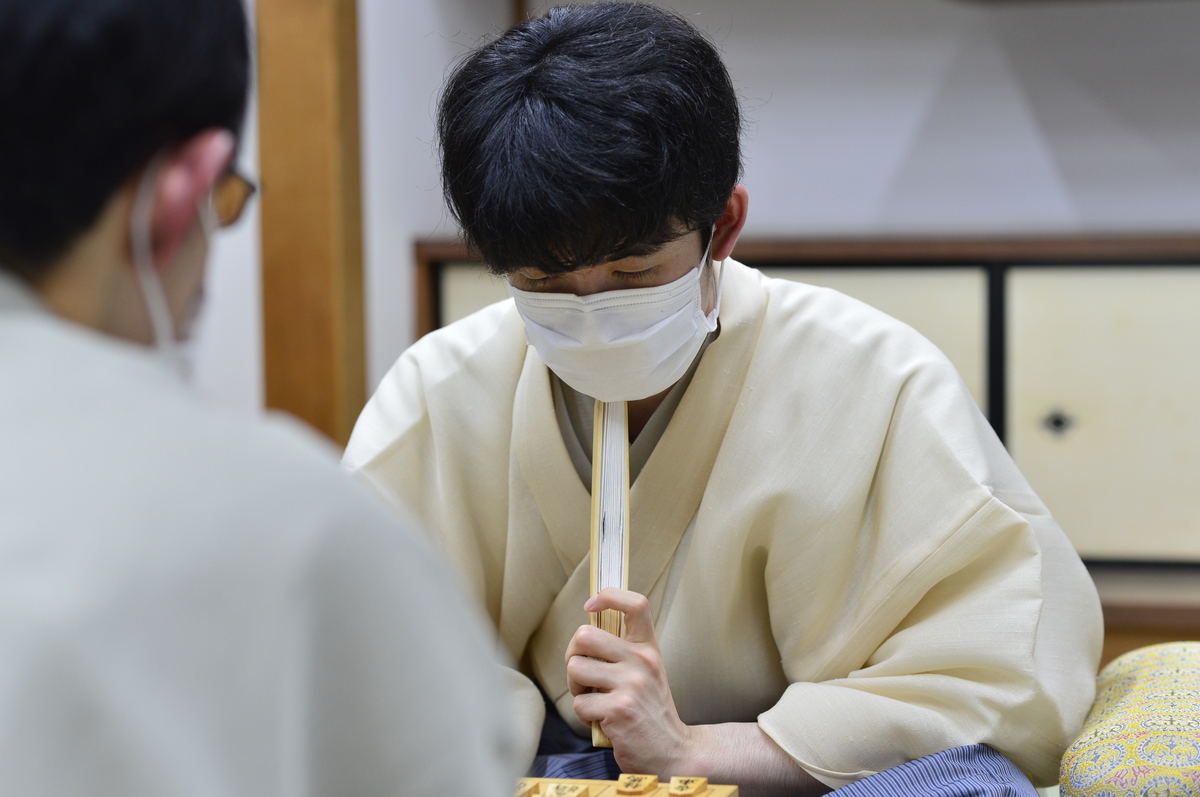 勝った藤井棋聖は「玉を５筋に逃げ出す形になって玉を安全にできた」と終盤戦を振り返った（提供：日本将棋連盟）