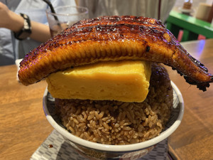 【実食】デッッッカ!! 爆盛「どーんとそびえる鰻玉丼」に大学生三人で挑んでみたら……