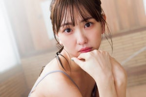 SKE48熊崎晴香、透け感ある水色の水着姿を披露　1st写真集先行カット公開