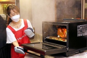 シャープのウォーターオーブン「ヘルシオ」新モデル、塚田農場とコラボした地鶏の丸焼きがウマかった！