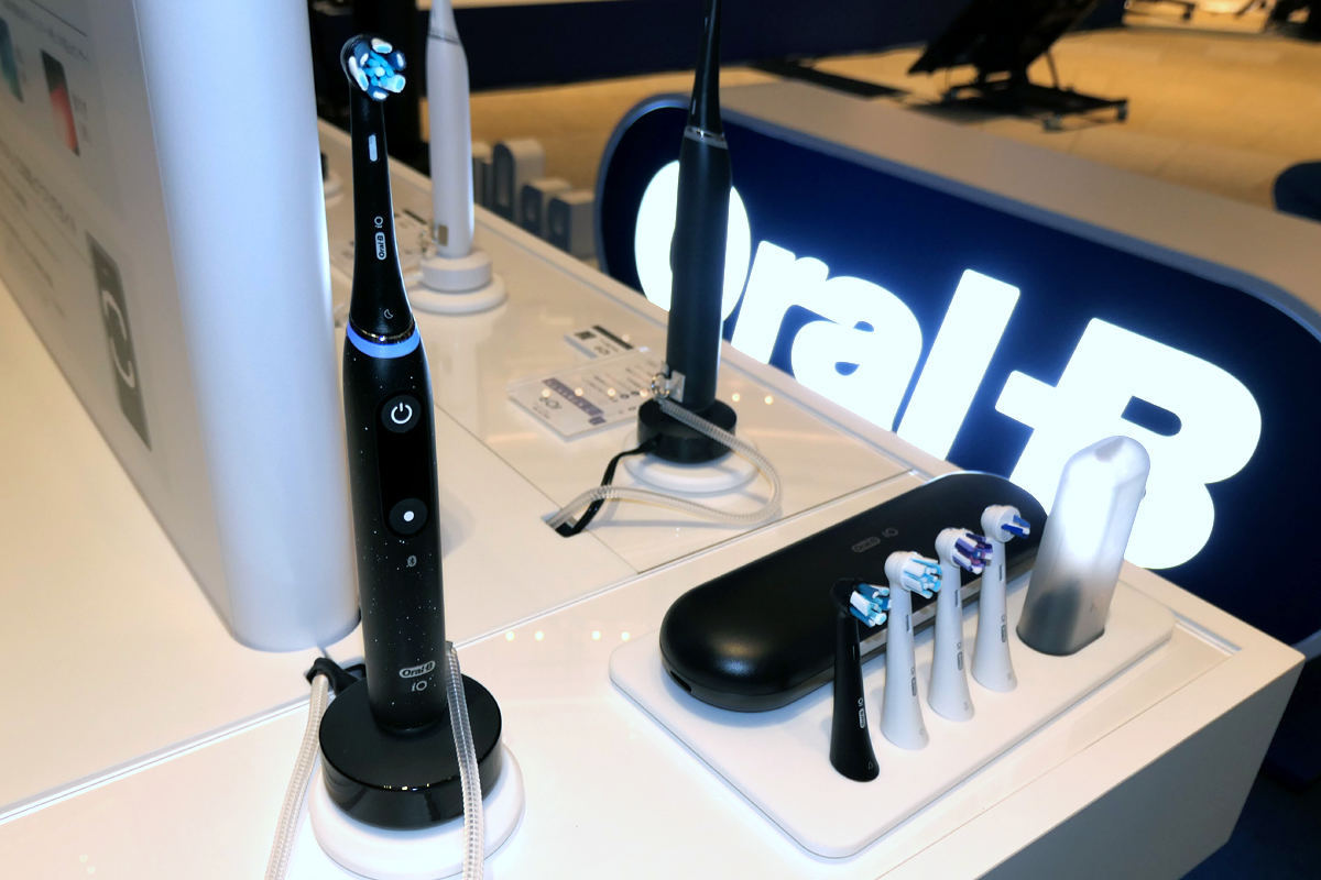 磨き方を光で導く充電器付き! 電動歯ブラシ「オーラルB iO10 磨き方を光で導く充電器付き! 電動歯ブラシ「オーラルB iO10