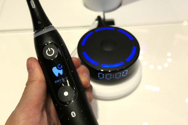 磨き方を光で導く充電器付き! 電動歯ブラシ「オーラルB iO10