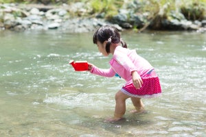 子どもは"静かに"溺れる? 水遊び中の事故を防ぐために保護者が気を付けること
