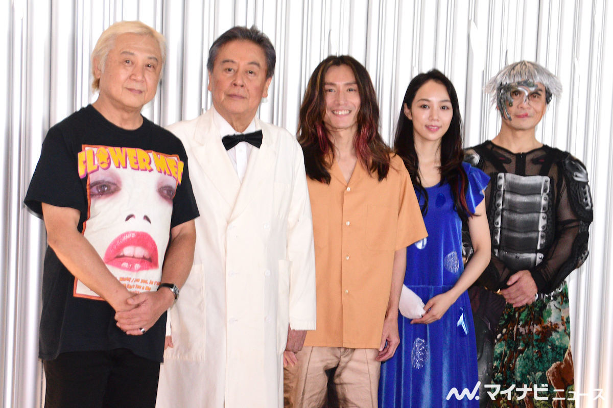 左から金守珍、風間杜夫、安田章大、咲妃みゆ、三宅弘城