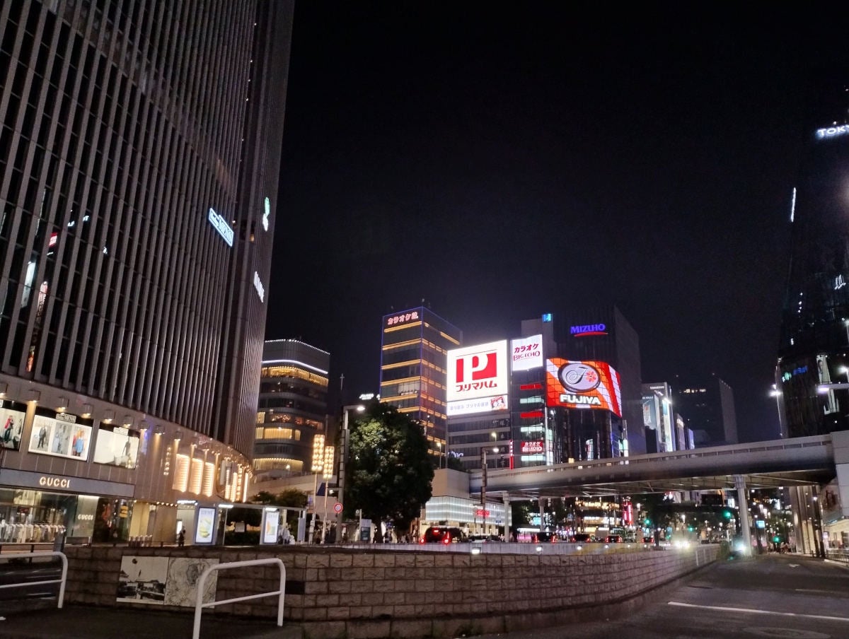 夜間の作例。明るく光る看板も白飛びせず鮮やかに撮れている