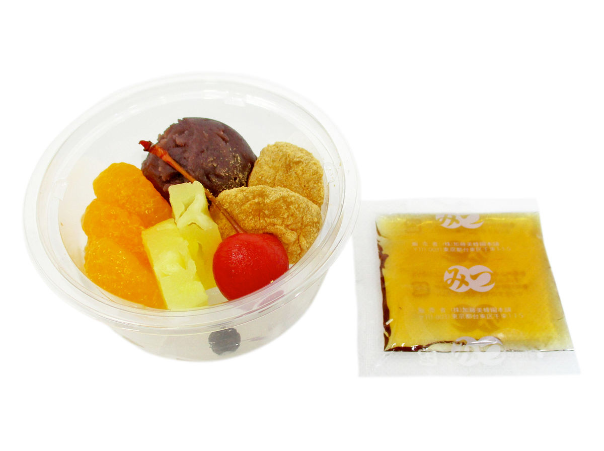 「わらび餅とフルーツのあんみつ」(345円)