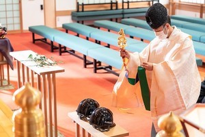 三重県の神社"おかしらさん"でヘルメットのお祓いを開始