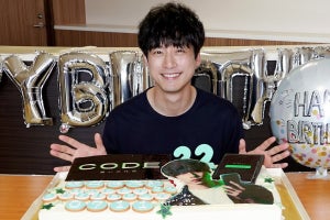 坂口健太郎、『CODE』現場で32歳の誕生日迎える「皆でこのケーキを食べて…」