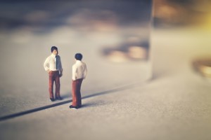 慇懃無礼とはどんな人? 言葉の意味や使い方と例文、特徴・心理に対処法まで