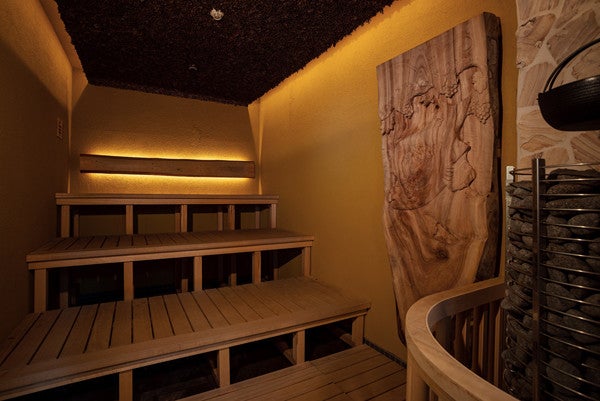 北海道・登別温泉に「熊サウナ」が登場! 冬眠する穴倉がテーマ、優しめの80度設定