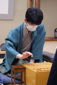 暗中模索の斬り合い　藤井棋聖が逃げ切って４連覇達成　第94期ヒューリック杯棋聖戦五番勝負第４局