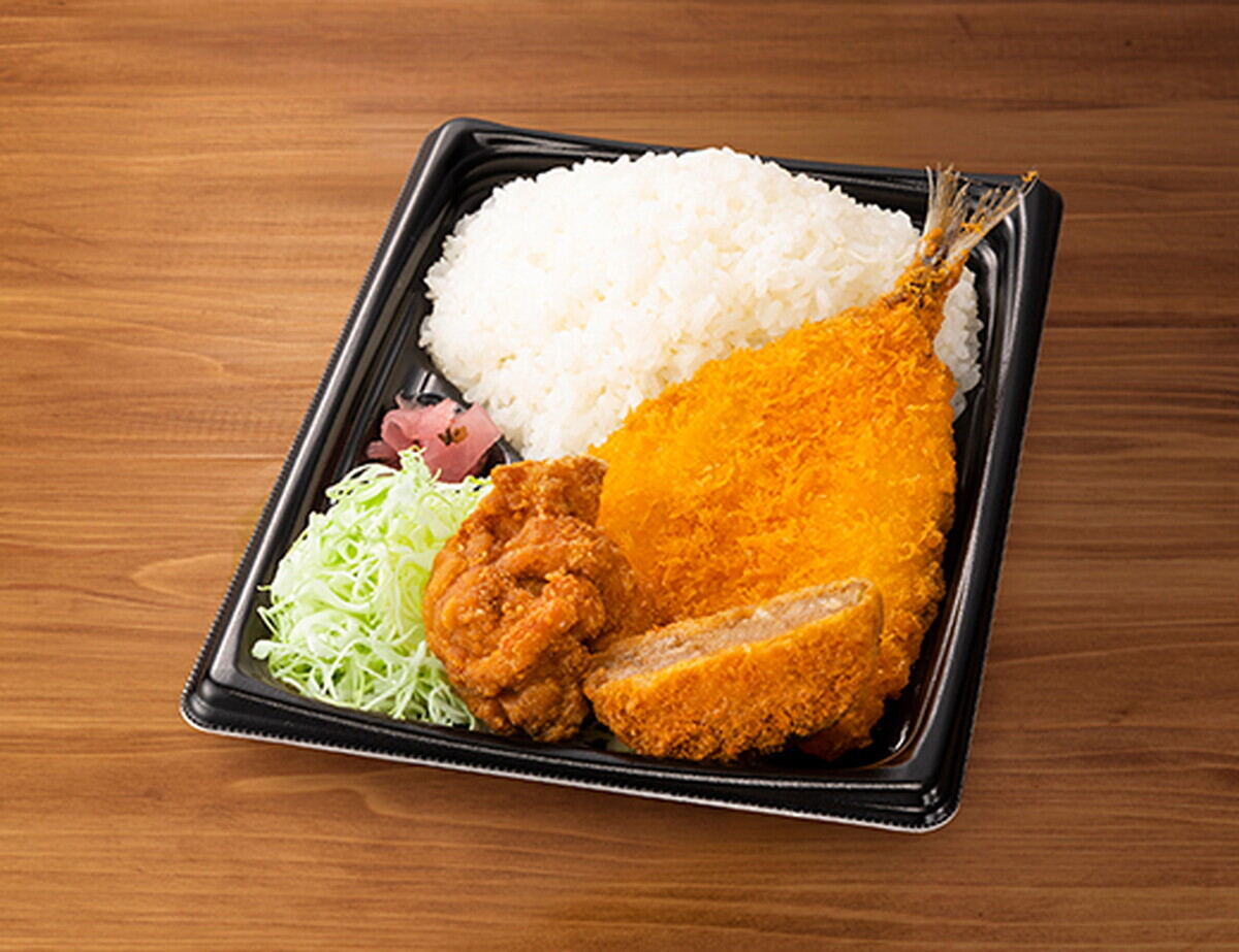 「ごはん大盛!あじフライミックス弁当」(696円)