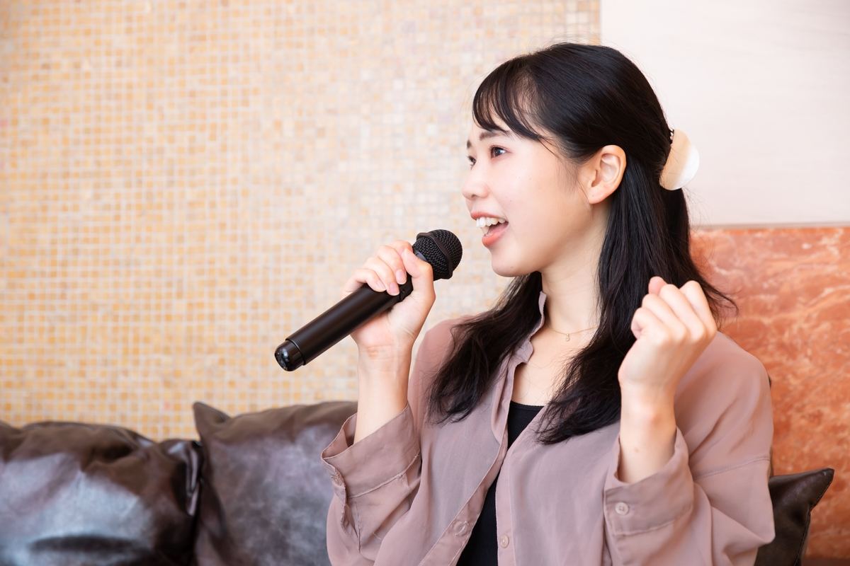 カラオケでモテる曲おすすめ15選【女性編】