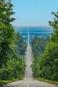 【天に続く道】地平線まで続く直線道路を写した一枚に22万超いいね! -「さすが北海道!」「好きすぎて泣きそう」「すごー!走りたい」の声