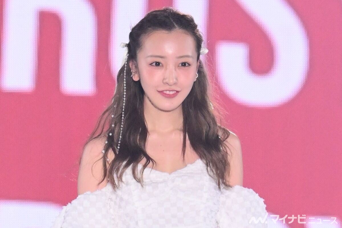 板野友美、肩出しふんわりワンピでランウェイ 秋の新作ドレスを