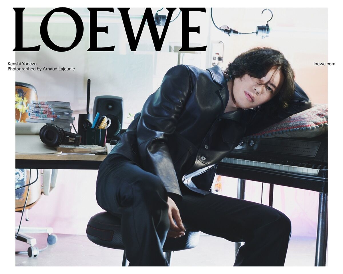 米津玄師、LOEWE(ロエベ)のコレクションに登場 “天使の羽”まとった